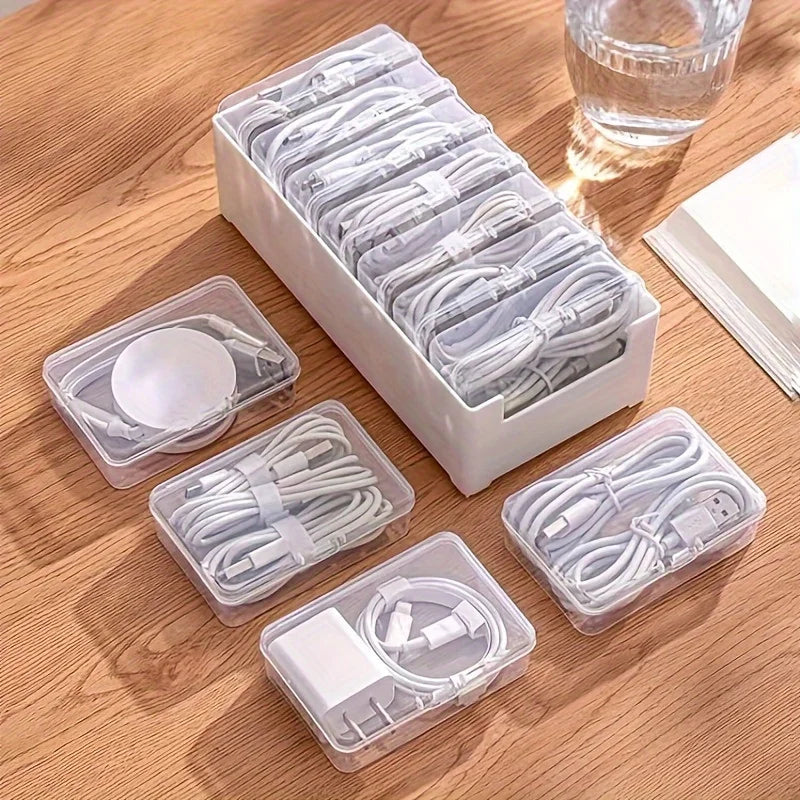 Caja organizadora de cables en un escritorio
